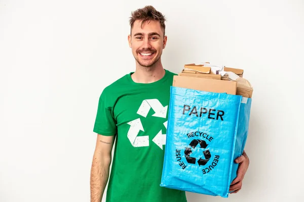 Jonge Blanke Man Gerecycled Papier Geïsoleerd Witte Achtergrond Gelukkig Glimlachend — Stockfoto