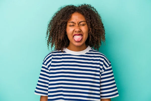 Jeune Femme Afro Américaine Avec Des Cheveux Bouclés Isolés Sur — Photo