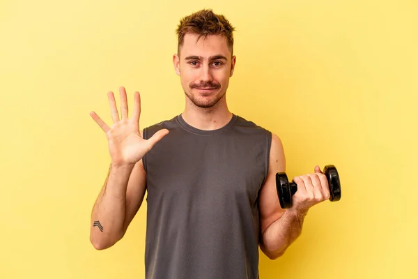 Jeune Homme Sport Tenant Haltère Isolé Sur Fond Jaune Souriant — Photo