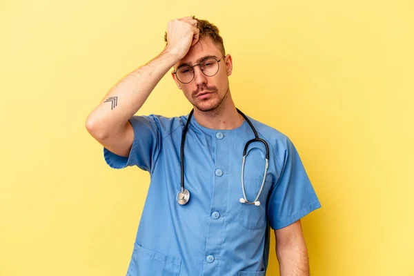 Joven Enfermera Caucásico Hombre Aislado Sobre Fondo Amarillo Siendo Sorprendido —  Fotos de Stock