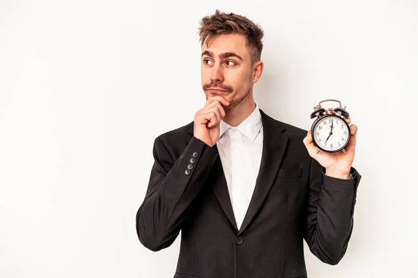 Joven Hombre Negocios Caucásico Sosteniendo Reloj Despertador Aislado Sobre Fondo —  Fotos de Stock