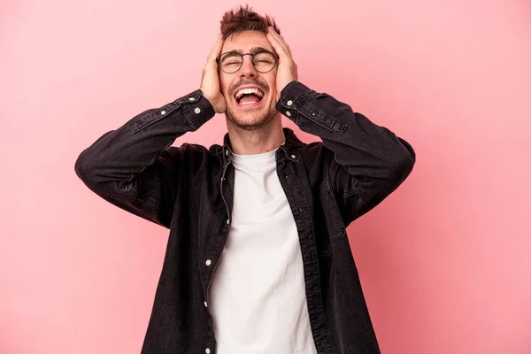 Joven Hombre Caucásico Aislado Sobre Fondo Rosa Ríe Alegremente Manteniendo — Foto de Stock