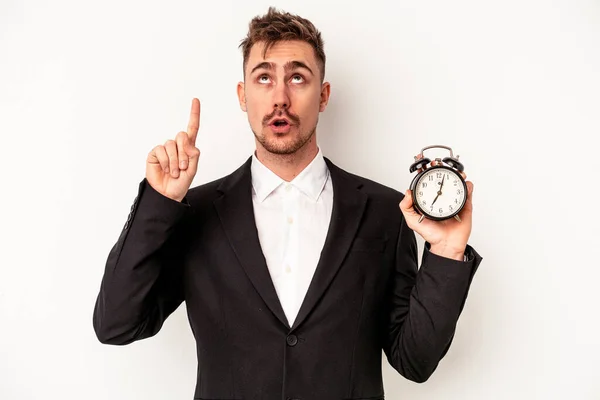 Joven Hombre Negocios Caucásico Sosteniendo Reloj Despertador Aislado Sobre Fondo — Foto de Stock