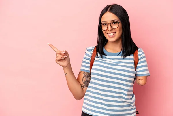 Jonge Blanke Studente Vrouw Met Een Arm Geïsoleerd Roze Achtergrond — Stockfoto