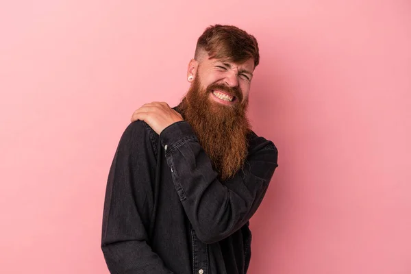 Jovem Homem Gengibre Caucasiano Com Barba Longa Isolado Fundo Rosa — Fotografia de Stock