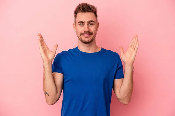 Jonge Blanke Man Geïsoleerd Roze Achtergrond Met Iets Weinig Met — Stockfoto