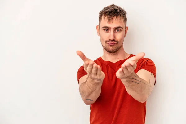 Homem Caucasiano Jovem Isolado Fundo Branco Pisca Olho Segura Gesto — Fotografia de Stock