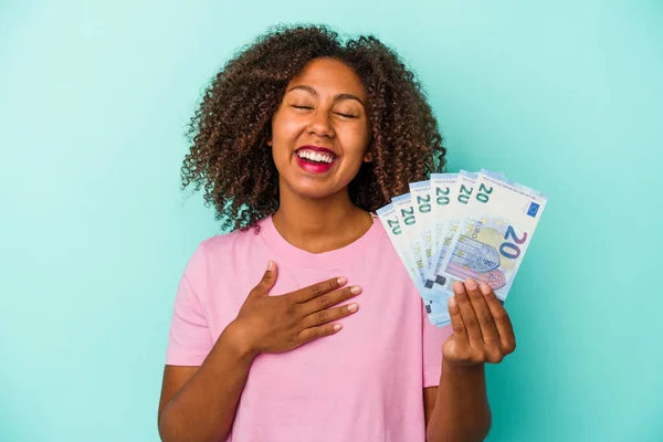 Mladá Africká Americká Žena Držící Eurobankovky Izolované Modrém Pozadí Hlasitě — Stock fotografie