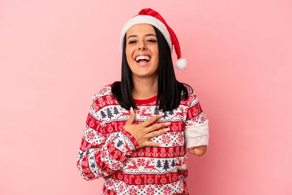 年轻的高加索女人 一只手挽着一只手 在粉红色的背景下庆祝圣诞节 大声笑着把手放在胸前 — 图库照片