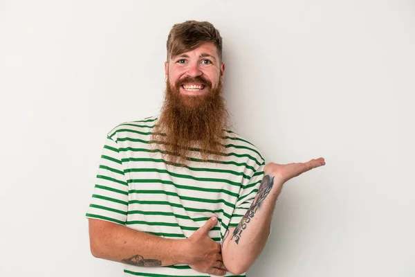 Junger Kaukasischer Ingwermann Mit Langem Bart Isoliert Auf Weißem Hintergrund — Stockfoto