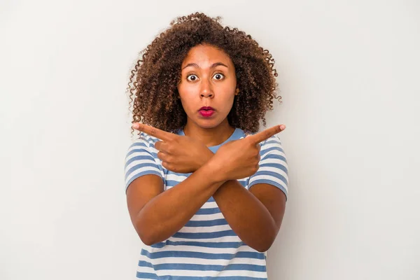 Joven Mujer Afroamericana Con Pelo Rizado Aislado Puntos Fondo Blanco —  Fotos de Stock