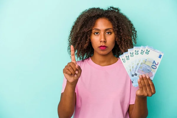 Mladá Africká Americká Žena Držící Eurobankovky Izolované Modrém Pozadí Ukazující — Stock fotografie
