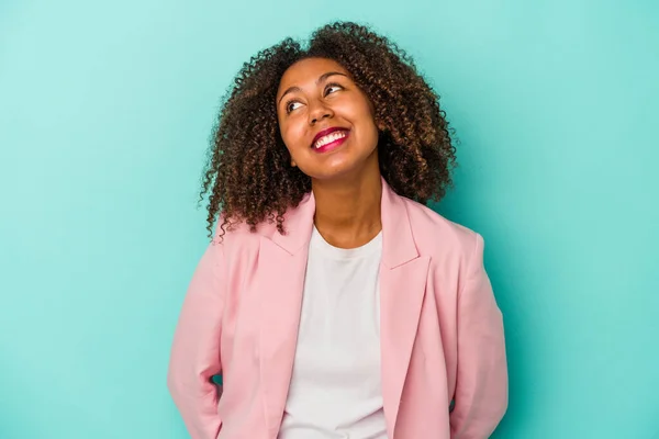 Jovem Afro Americana Com Cabelo Encaracolado Isolado Fundo Azul Relaxado — Fotografia de Stock