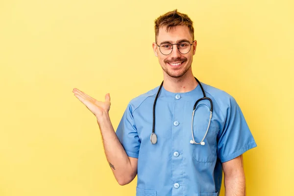 Junge Krankenschwester Kaukasischer Mann Isoliert Auf Gelbem Hintergrund Zeigt Eine — Stockfoto