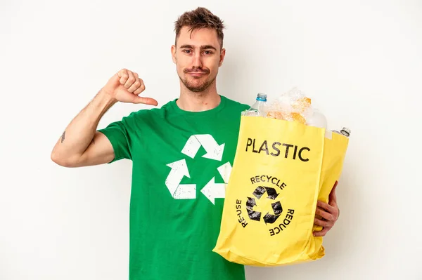 Jonge Blanke Man Gerecycled Plastic Geïsoleerd Witte Achtergrond Voelt Trots — Stockfoto