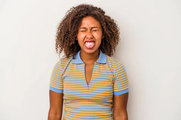 年轻的非洲裔美国女人 卷曲的头发被白色背景隔离 滑稽而友善地伸出舌头 — 图库照片
