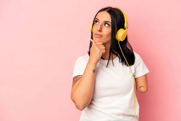 Νεαρή Καυκάσια Γυναίκα Ένα Χέρι Ακούει Μουσική Απομονωμένη Ροζ Φόντο — Φωτογραφία Αρχείου