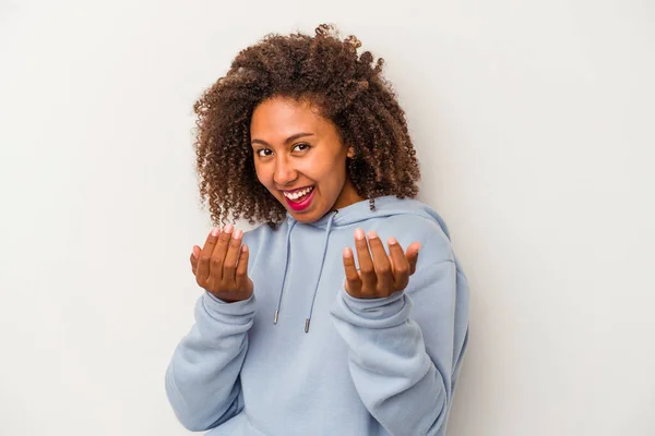 Jonge Afrikaanse Amerikaanse Vrouw Met Krullend Haar Geïsoleerd Witte Achtergrond — Stockfoto