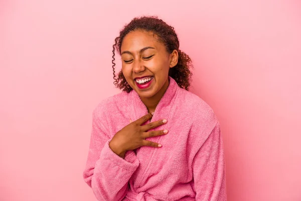 Giovane Donna Afroamericana Indossa Accappatoio Isolato Sfondo Rosa Ride Alta — Foto Stock