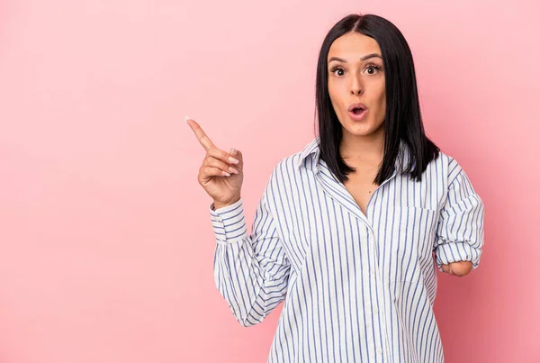 Mujer Joven Caucásica Con Brazo Aislado Sobre Fondo Rosa Apuntando —  Fotos de Stock