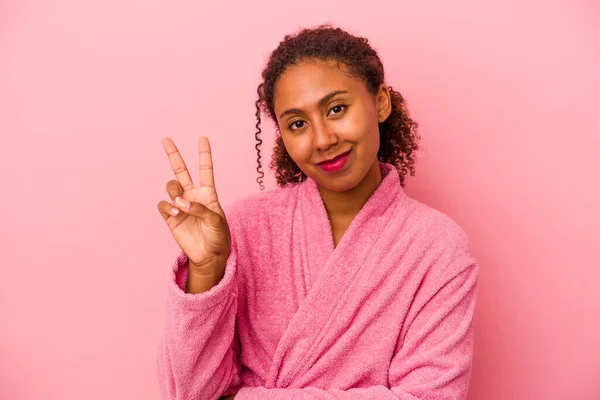 Mladá Africká Americká Žena Županu Izolované Růžovém Pozadí Ukazující Číslo — Stock fotografie