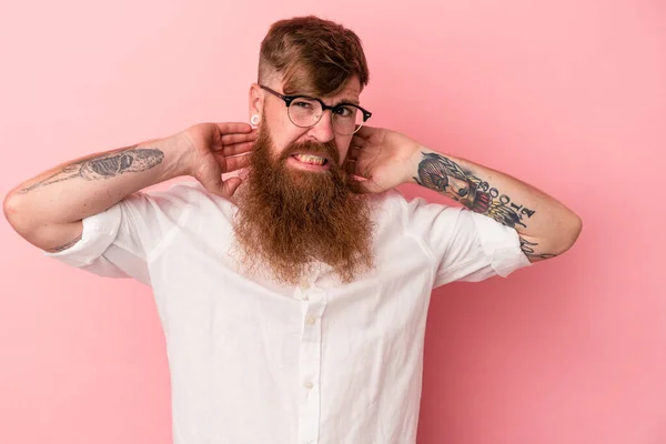 Jovem Homem Gengibre Caucasiano Com Barba Longa Isolado Fundo Rosa — Fotografia de Stock
