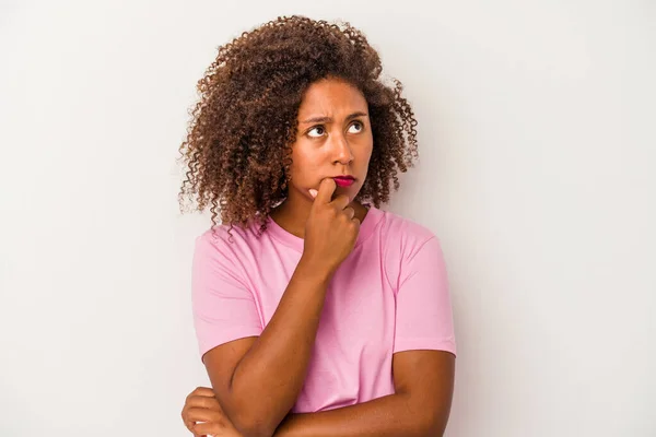 Νεαρή Αφροαμερικανή Γυναίκα Σγουρά Μαλλιά Απομονωμένη Λευκό Φόντο Χαλαρή Σκέψη — Φωτογραφία Αρχείου