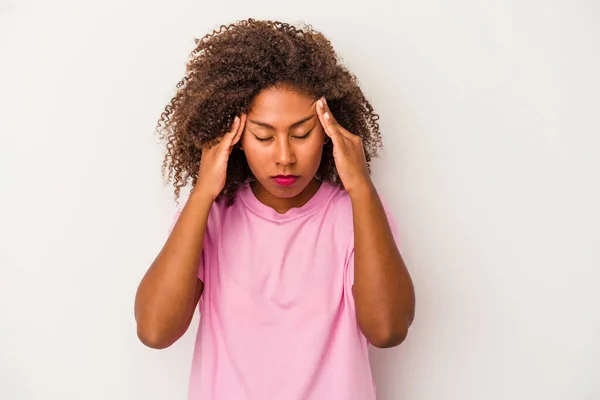 Jovem Afro Americana Com Cabelo Encaracolado Isolado Fundo Branco Tocando — Fotografia de Stock