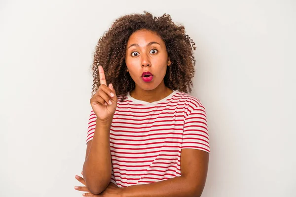 Jeune Femme Afro Américaine Aux Cheveux Bouclés Isolé Sur Fond — Photo