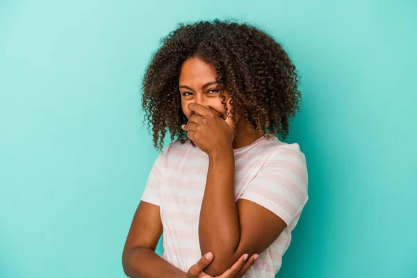 Mladá Africká Americká Žena Kudrnatými Vlasy Izolované Modrém Pozadí Smějící — Stock fotografie