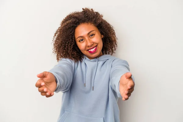 Jeune Femme Afro Américaine Aux Cheveux Bouclés Isolés Sur Fond — Photo