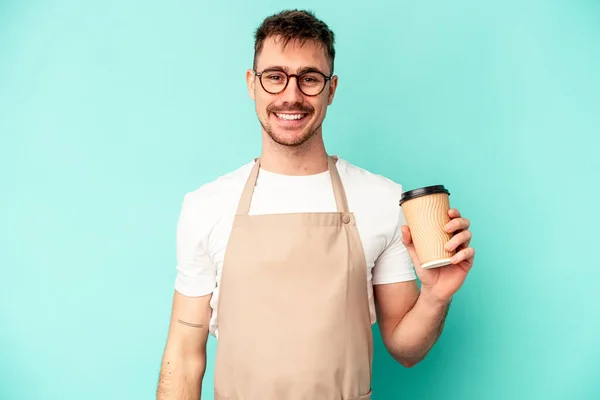 Mladý Prodavač Muž Drží Kávu Izolované Modrém Pozadí Šťastný Usmívající — Stock fotografie