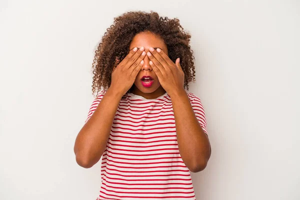 Mujer Afroamericana Joven Con Pelo Rizado Aislado Sobre Fondo Blanco —  Fotos de Stock