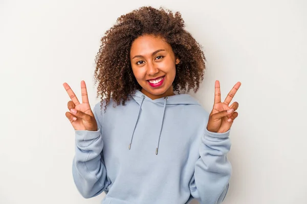 白地に巻き毛のある若いアフリカ系アメリカ人女性が勝利サインを示し 広く笑顔 — ストック写真