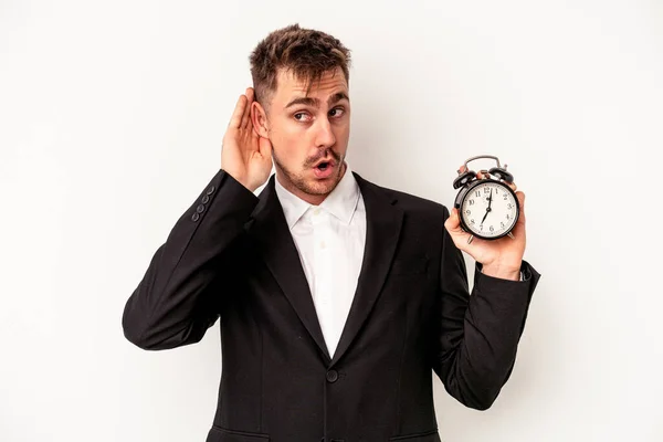 Joven Hombre Negocios Caucásico Sosteniendo Reloj Despertador Aislado Sobre Fondo — Foto de Stock