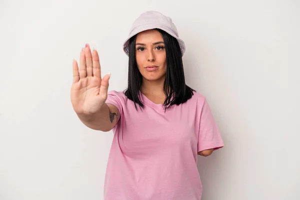 Mujer Caucásica Joven Con Brazo Aislado Sobre Fondo Blanco Pie —  Fotos de Stock