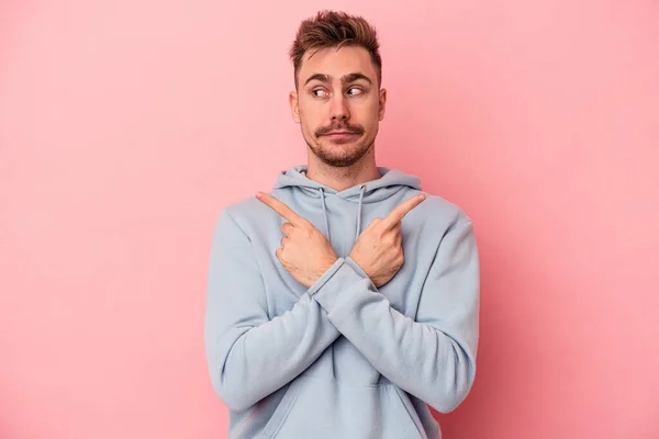 Joven Caucásico Hombre Aislado Rosa Puntos Fondo Lado Está Tratando — Foto de Stock