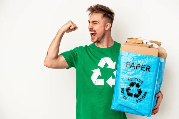 Jonge Kaukasische Man Gerecycled Papier Geïsoleerd Witte Achtergrond Hijsen Vuist — Stockfoto