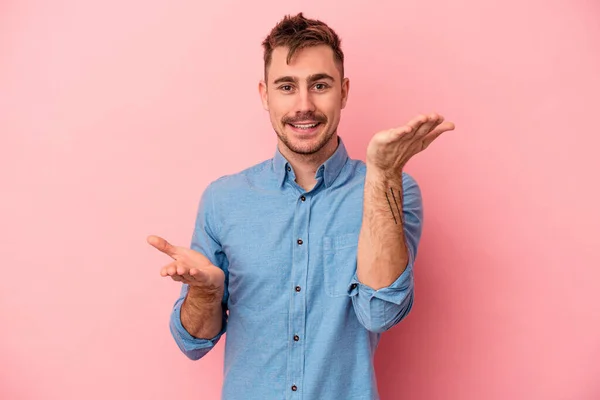 Jonge Blanke Man Geïsoleerd Roze Achtergrond Maakt Schaal Met Armen — Stockfoto