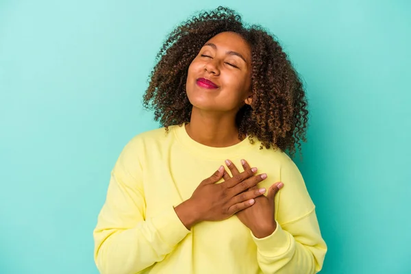 Mujer Afroamericana Joven Con Pelo Rizado Aislado Sobre Fondo Azul — Foto de Stock