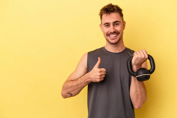 Jonge Sportman Met Een Halter Geïsoleerd Gele Achtergrond Glimlachen Heffen — Stockfoto