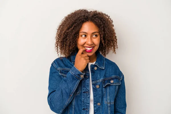 Jonge Afrikaanse Amerikaanse Vrouw Met Krullend Haar Geïsoleerd Witte Achtergrond — Stockfoto