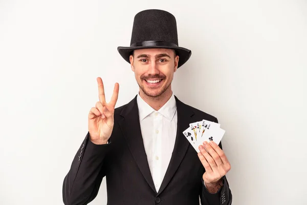Mladý Běloch Čaroděj Muž Drží Magické Karty Izolované Bílém Pozadí — Stock fotografie