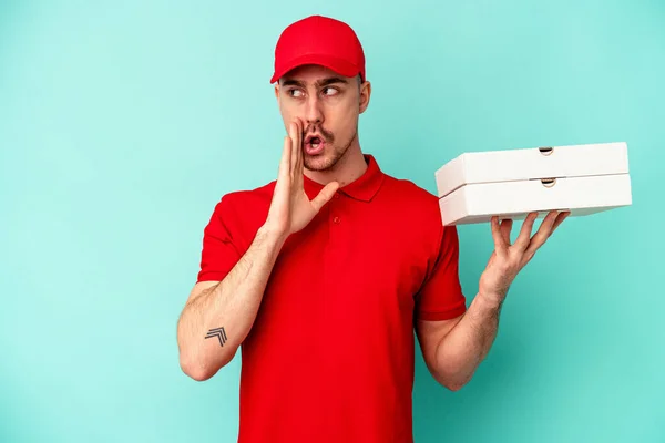 Junger Zusteller Der Pizzen Isoliert Auf Blauem Backblech Nimmt Erzählt — Stockfoto
