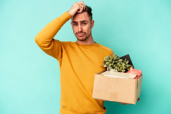 Joven Hombre Caucásico Haciendo Movimiento Aislado Sobre Fondo Azul Siendo — Foto de Stock