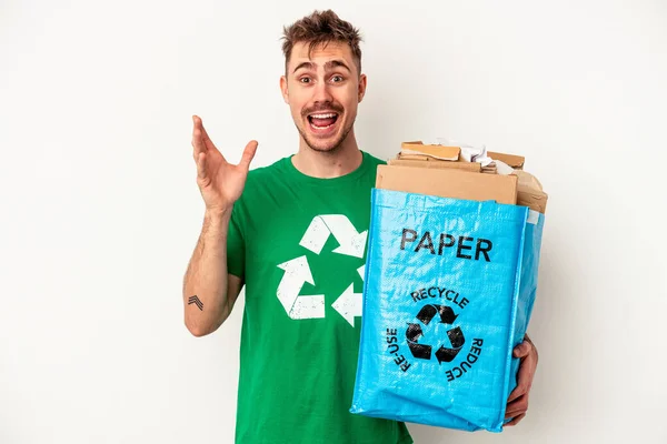 Junge Kaukasische Mann Recyclingpapier Isoliert Auf Weißem Hintergrund Erhalten Eine — Stockfoto