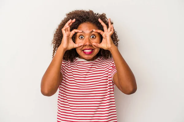 Mujer Afroamericana Joven Con Pelo Rizado Aislado Sobre Fondo Blanco —  Fotos de Stock