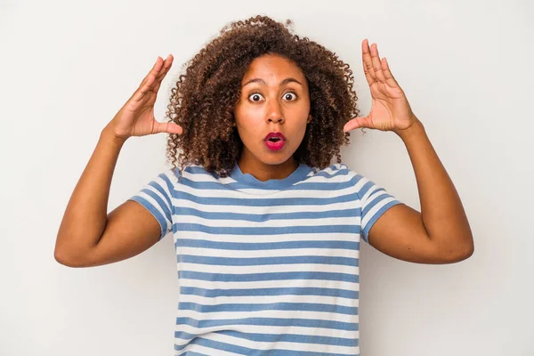 Joven Mujer Afroamericana Con Pelo Rizado Aislado Sobre Fondo Blanco —  Fotos de Stock