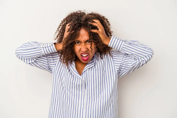 Mladá Africká Americká Žena Kudrnatými Vlasy Izolované Bílém Pozadí Křičí — Stock fotografie