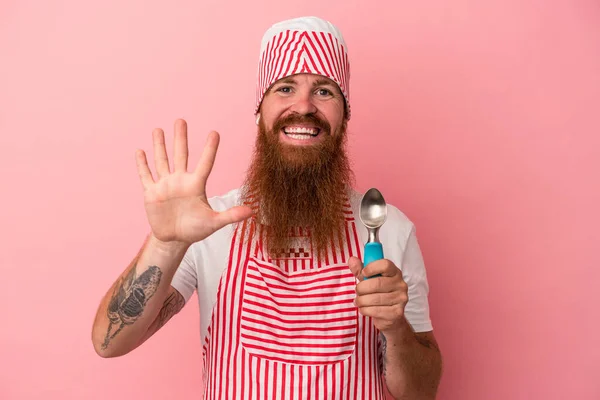 Young Caucasian Ginger Man Long Beard Holding Scoop Isolated Pink — Stock Photo, Image